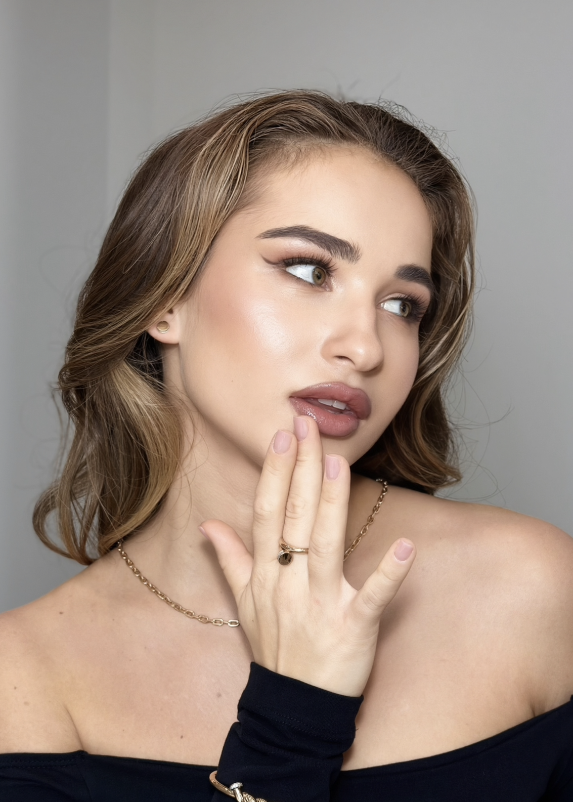 Настоящий профессиональный макияж не бросается в глаза, зато подчеркивает вашу красоту в любое время и в любом месте. Убедитесь сами!