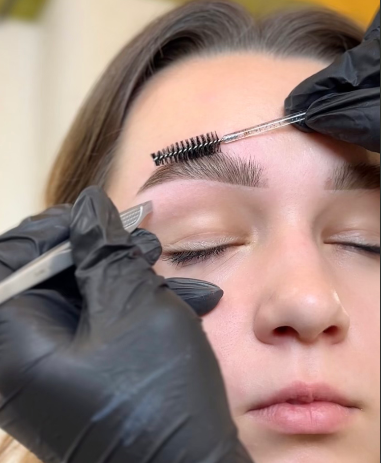 Взгляд — это зеркало души, и мы поможем сделать его выразительным. Наши бровисты создают идеальную форму, учитывая анатомию лица и ваши пожелания. Больше никаких экспериментов дома!