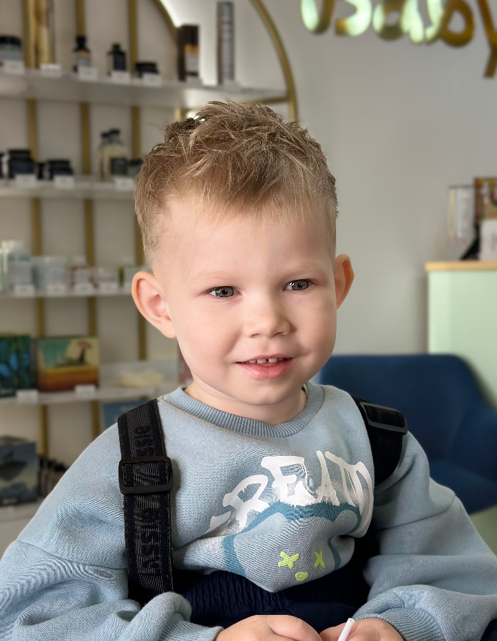 Делаем поход к парикмахеру праздником для самых маленьких! Яркая атмосфера, добрые мастера и увлекательные истории помогают ребенку чувствовать себя комфортно. Мы найдем подход даже к самому юному и непоседливому гостю.
